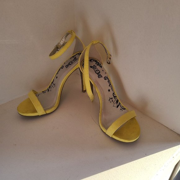Women/Teen yellow suede heels - Picture 2 of 3